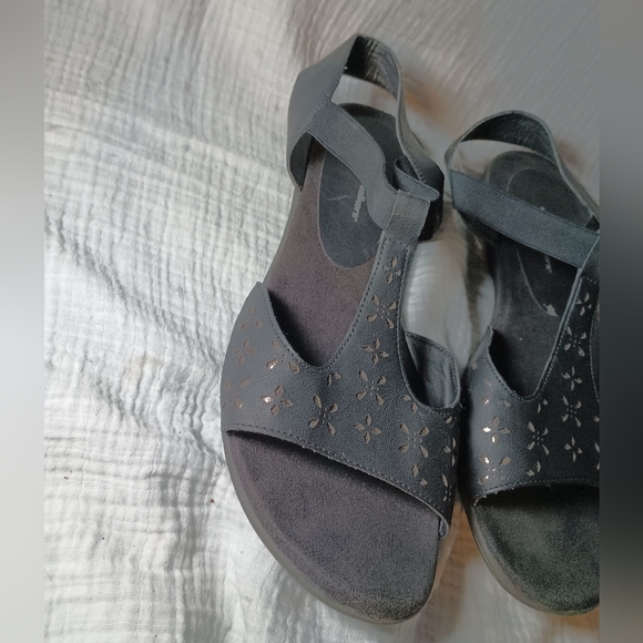 Woman's 11W fawn cloudwalkers sandals in great shape. Soles look brand new. - Picture 2 of 9